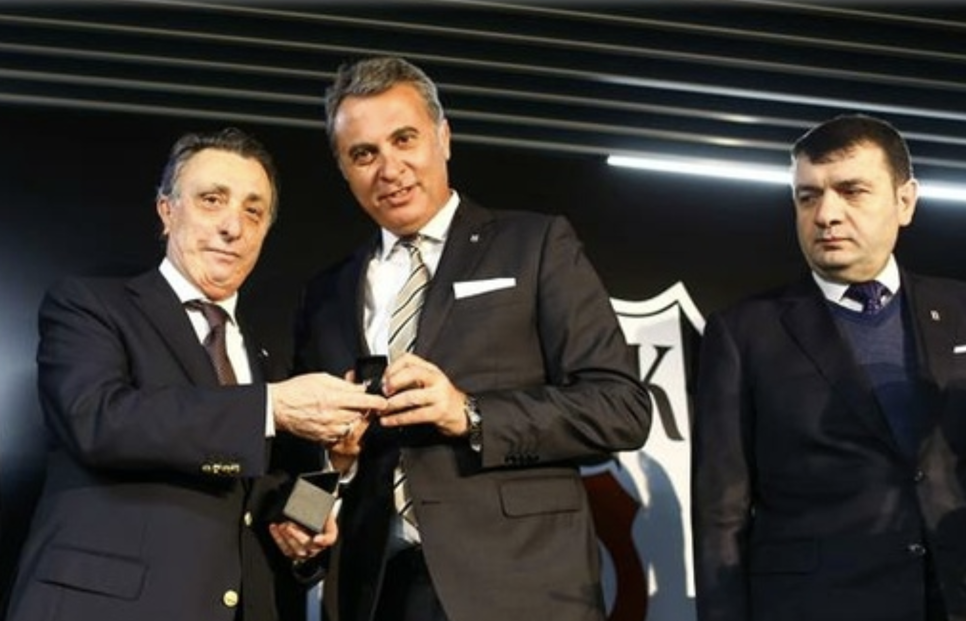 Beşiktaş Kulübünde ilginç gelişmeler: Atilla Türker belgeler ile yazdı 1 Beşiktaş takımının teknik direktörünün Şenol Güneş'in görevde olduğu kampta dış ilişkilereden sorumlu olan kafile başkanı Erdal Torunoğlu Fikret Orman döneminden sonra Ahmet Nur Çebi tarafından hem ikinci başkan hem de Futbol AŞ Yönetim Kurulu Başkanı olarak görev verilmişti.