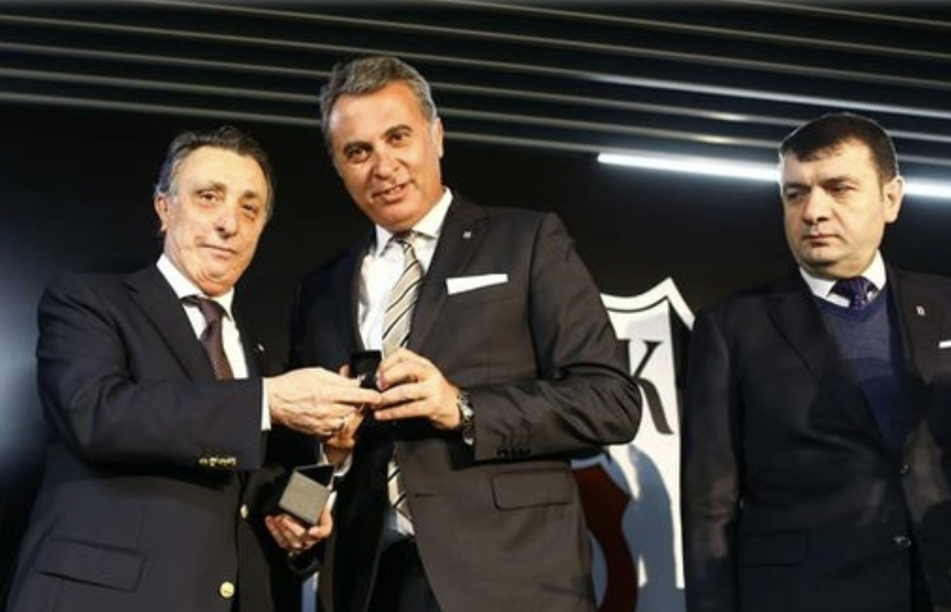 Beşiktaş takımının  teknik direktörünün Şenol Güneş'in görevde olduğu kampta dış ilişkilereden sorumlu olan kafile başkanı Erdal Torunoğlu Fikret Orman döneminden sonra Ahmet Nur Çebi tarafından hem ikinci başkan hem de Futbol AŞ Yönetim Kurulu Başkanı olarak görev verilmişti.