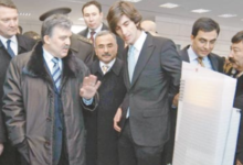 Cumhurbaşkanı Gül Kazakistan'a yaptığı gezide Türk işadamları ile görüsüyor... Fotoğrafta yer alan işadamı Anamuhalefet Partisi Genel Başkan yardımcısı Onur Öymen'in oğlu Burak Öymen. Öymen'de Çalık grubu gibi Türk Cumhuriyetlerinde büyük inşaat yatırımlarına sahip. Burak Öymen Türkiye'de ise Muğla Milas/Bozbük’te 1.5 milyar dolarlık yatırımla çok amaçlı turizm projesin gerçekleştiriyor.