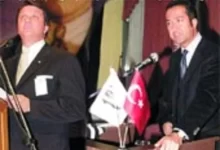 Seçimi kaybeden Hasan Arat'ın borsadaki şirketi Arat Tekstil'in hisseleri aşağı doğru inerken Serdar Bilgili'nin Arsan Tekstil hisseleri borsada16 bin 500'den 18 bine fırladı