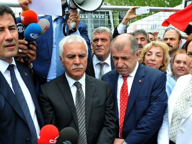 Türk siyasetçi ve eski Bayındırlık ve İskan Bakanı Koray Aydın, 5 Aralık 1955 tarihinde Trabzon'da dünyaya geldi.
