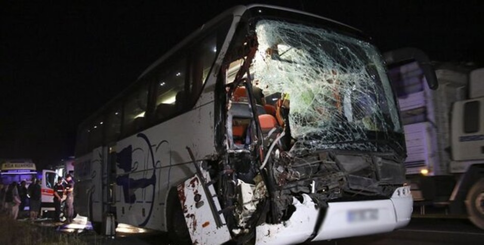 Varan Turizm Otobüsü Kaza Yaptı