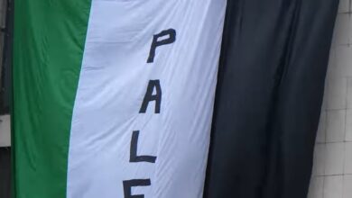 Priştine’de oynanan Kosova-İsrail maçı öncesi, Kosovalı gençler, tarihi Grand Oteli’ne üzerine “Filistin’e özgürlük” yazılan Filistin bayrağı astı.