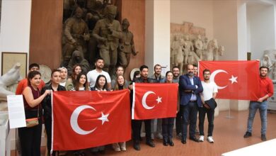 Türk öğrenciler, Atatürk'ün heykellerini yapan sanatçının müze evini gezdi 1 İtalya'da eğitimlerini sürdüren Türk öğrenciler, İtalyan heykeltıraş Pietro Canonica'nın Roma'daki müze evini ziyaret etti.