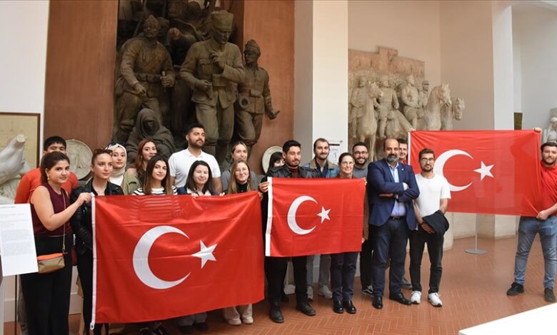 İtalya'da eğitimlerini sürdüren Türk öğrenciler, İtalyan heykeltıraş Pietro Canonica'nın Roma'daki müze evini ziyaret etti.