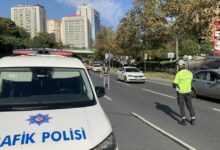 Şişli ve Beşiktaş’ta Trafik Şube Müdürlüğü ekipleri tarafından dron destekli trafik denetimi gerçekleştirildi. Denetimlerde kırmızı ışık ihlali yapan ve yayalara yol vermeyen sürücülere ceza kesildi.