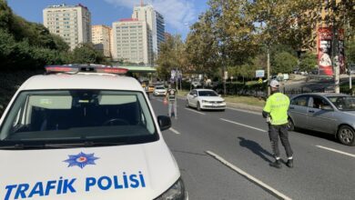 Şişli ve Beşiktaş’ta Trafik Şube Müdürlüğü ekipleri tarafından dron destekli trafik denetimi gerçekleştirildi. Denetimlerde kırmızı ışık ihlali yapan ve yayalara yol vermeyen sürücülere ceza kesildi.