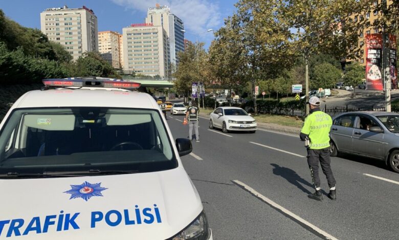 Şişli ve Beşiktaş’ta Trafik Şube Müdürlüğü ekipleri tarafından dron destekli trafik denetimi gerçekleştirildi. Denetimlerde kırmızı ışık ihlali yapan ve yayalara yol vermeyen sürücülere ceza kesildi.