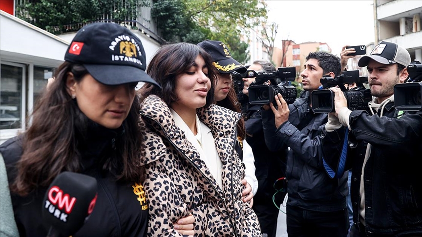 Candan kardeşler tutuklandı 1 Sosyal medya fenomenleri olan Alisya Bahar Candan ve kamuoyunda "Nihal Candan" olarak tanınan kardeşi Gülnihal Çiçek'in de aralarında bulunduğu 3 şüpheli tutuklandı.