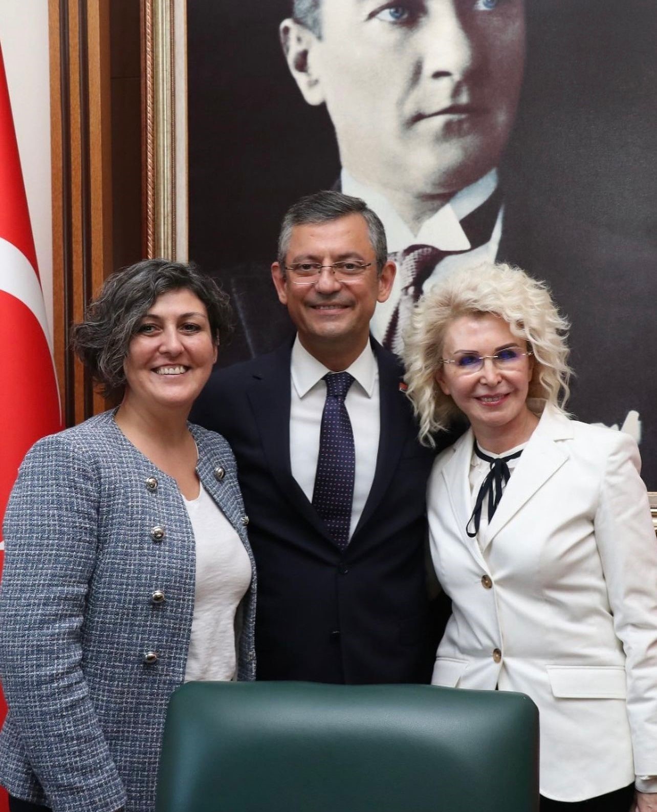 CHP'de sürpriz karar 1 CHP Genel Başkanı Özgür Özel, 37 yıldır Kemal Kılıçdaroğlu ile çalışan Şükran Kütükçü’yle devam kararı aldı.