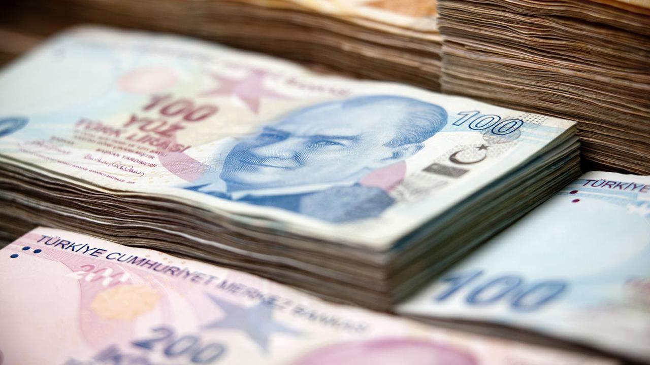 2024 yılı için geri sayım başladı. Yeni yıl yaklaşırken emeklilerin gözü maaşlarına yapılacak olan zam oranına çevrildi. Peki, yeni yılda emekli maaşları ne kadar olacak?