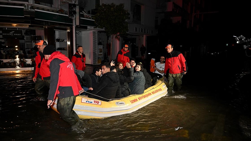 İzmir'de deniz taştı 1 Yurt genelinde olumsuz hava koşulları yaşanıyor. Sağanak yağışla birlikte İzmir'de deniz taştı sokaklar su altında kaldı.