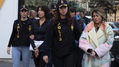 İşte Benim Stilim isimli yarışma programında ünlü olan Nihal Candan ve Bahar Candan kardeşler gözaltına alındı.