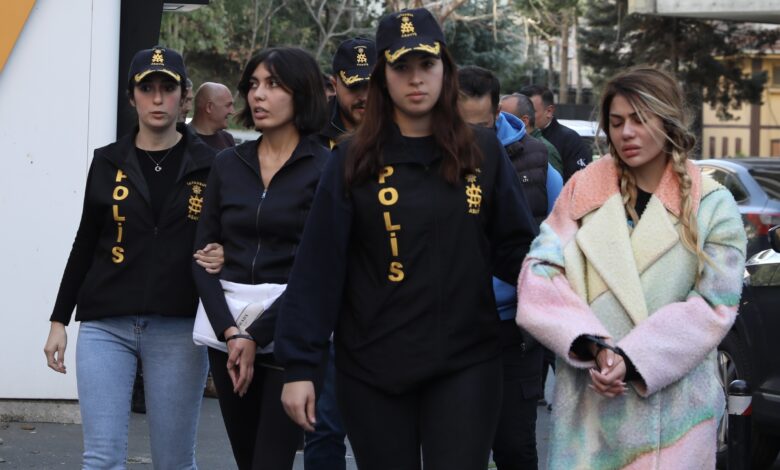 İşte Benim Stilim isimli yarışma programında ünlü olan Nihal Candan ve Bahar Candan kardeşler gözaltına alındı.