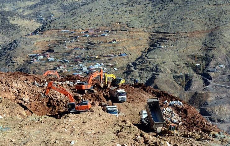 Siirt’te bulunan bir maden ocağında facia yaşandı. Maden ocağında meydana gelen göçükte 3 kişi hayatını kaybetti.