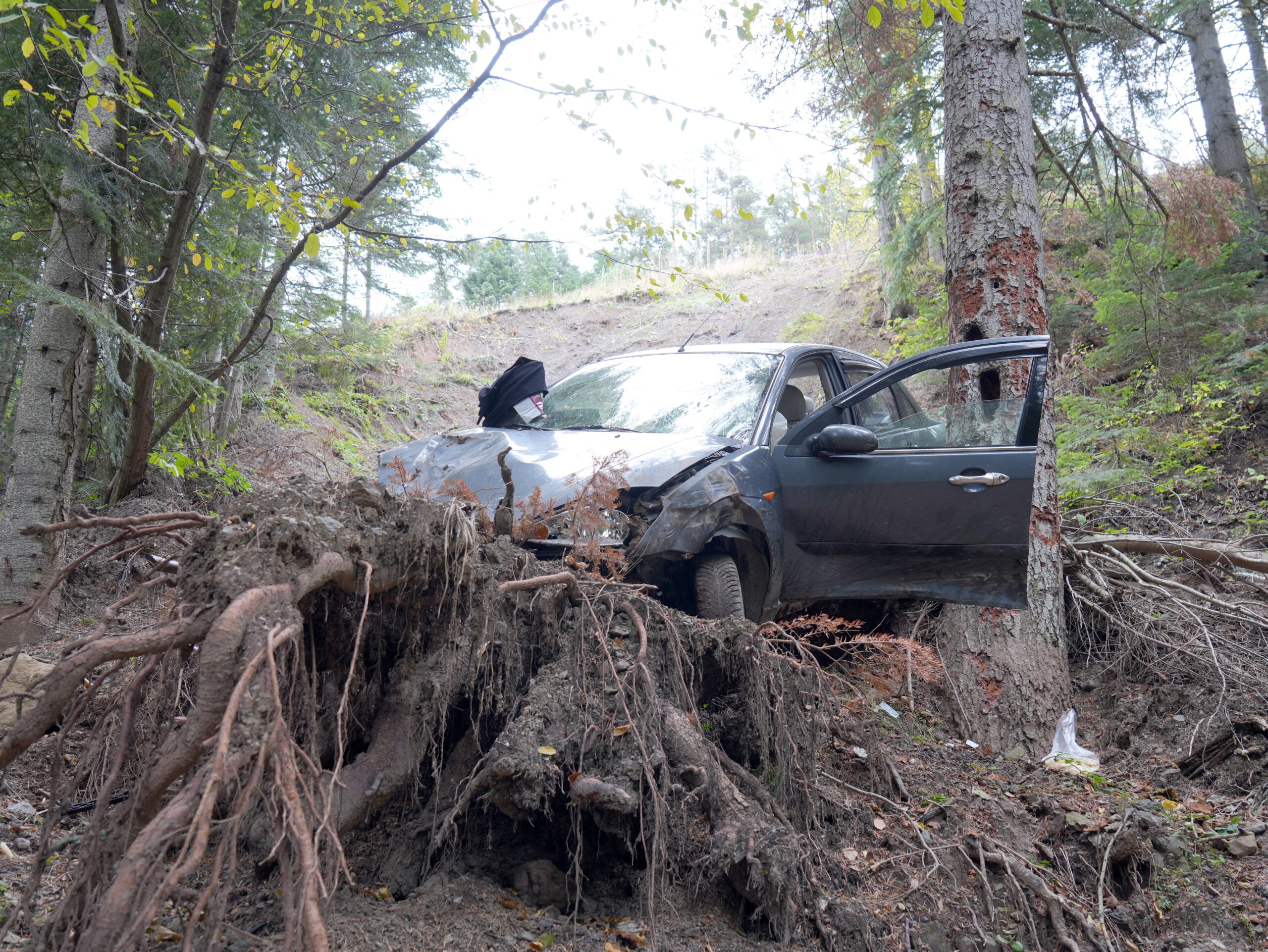 Kastamonu’da bin araç ormanlık alanda uçuruma düştü. 100 metreden yuvarlanan araçtaki 3 kişi yaralandı.