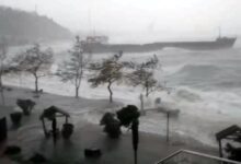 Olumsuz hava koşulları yurdun genelinde etkisini gösteriyor. Fırtına sebebiyle Zonguldak’ta bir gemi battı.
