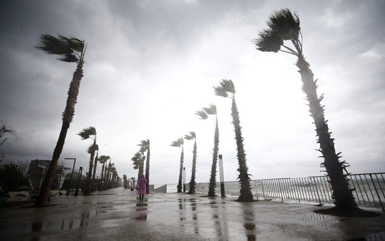 Antalya'da, saatteki hızı 62 kilometreyi bulan rüzgar etkili oluyor. Türk Hava Yolları 11 seferini iptal etti.