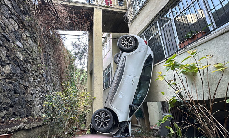Beşiktaş’ta yokuş aşağıya inen araçta fren yerine gaza basan sürücü ölümden kıl payı kurtuldu.