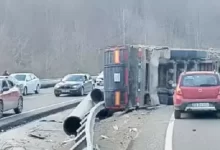 bursada feci kaza boru yuklu tir devrildi