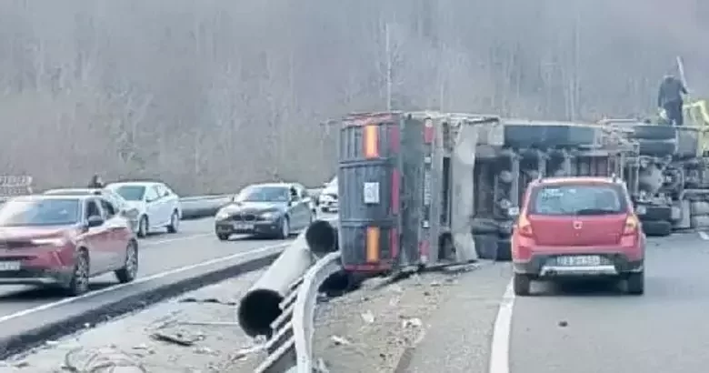 bursada feci kaza boru yuklu tir devrildi
