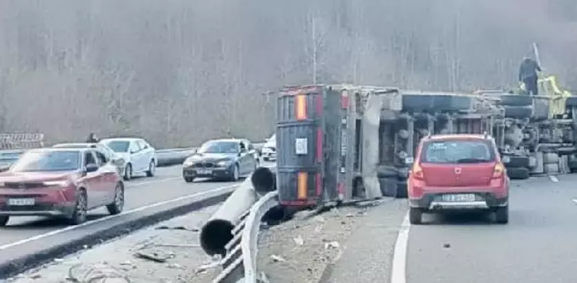 bursada feci kaza boru yuklu tir devrildi