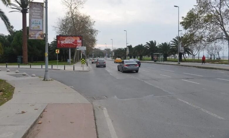 Kadıköy Sahilde Feci Kaza: 1 Ölü 3 Yaralı 2 Kadıköy Postası'nın haberine göre Caddebostan sahilinde olan trafik kazasında otomobil sol şeride geçen motosiklete çarptı.Nazan Burcu Soyyer hayatını kaybetti.