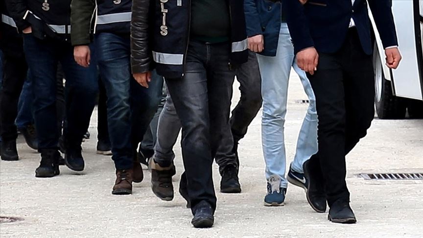 FETÖ operasyonunda yakalanan 6 şüpheliden 2'si tutuklandı 1 İstanbul merkezli 4 ilde Fetullahçı Terör Örgütü'ne (FETÖ) yönelik düzenlenen operasyonda gözaltına alınan 6 şüpheliden 2'si tutuklandı.