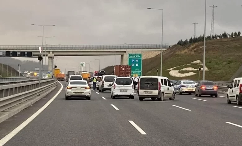 Kuzey Marmara Otoyolu’nda rehine krizi yaşanıyor. Kuzey Marmara Otoyolu İstanbul mevkiinde bir kişi, tır şoförünü rehin aldı.