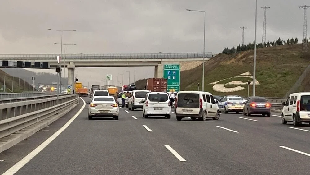 Kuzey Marmara Otoyolu’nda rehine krizi yaşanıyor. Kuzey Marmara Otoyolu İstanbul mevkiinde bir kişi, tır şoförünü rehin aldı.