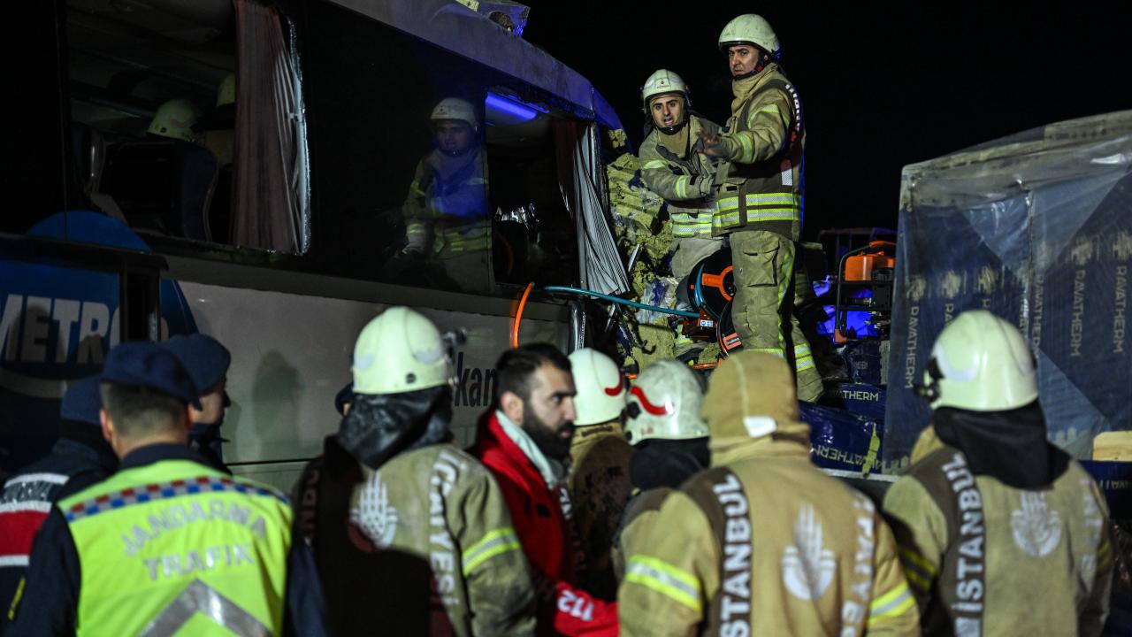 Kuzey Marmara Otoyolu’nda yolcu otobüsü ile TIR çarpıştı. Feci kazada bir kişi hayatını kaybetti.