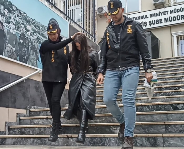 Bir sosyal medya fenomeni daha gözaltına alındı 1 Son dönemde sosyal medya fenomenleri mercek altına alındı. Gizem B isimli bir fenomen "Müstehcenlik" suçlamasıyla gözaltına alındı.