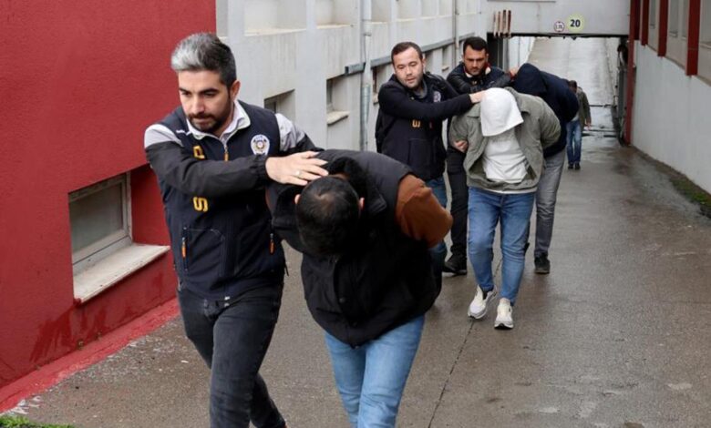 Adana’da sazan sarmalı yöntemiyle 150 milyon TL vurgun yapan çete çökertildi.