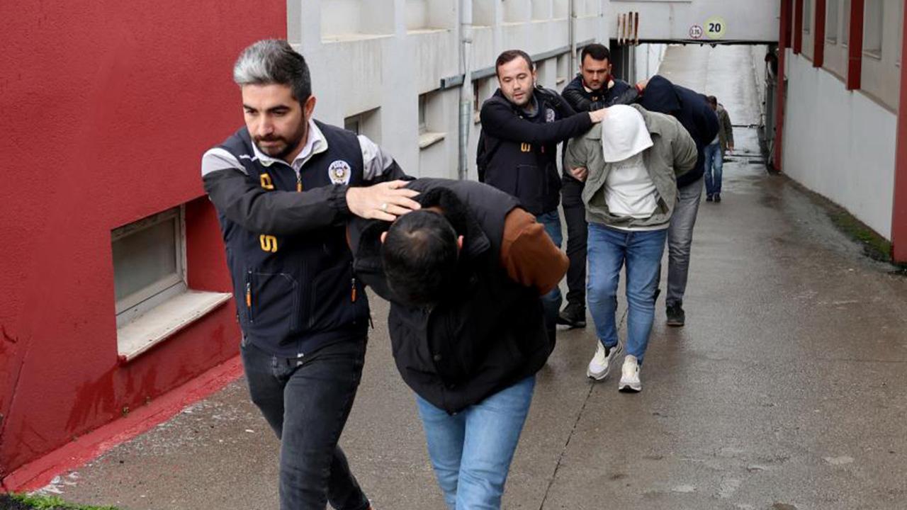 150 milyon TL vurgun yapan ‘Sazan Sarmalı’ çetesi çökertildi 1 Adana’da sazan sarmalı yöntemiyle 150 milyon TL vurgun yapan çete çökertildi.