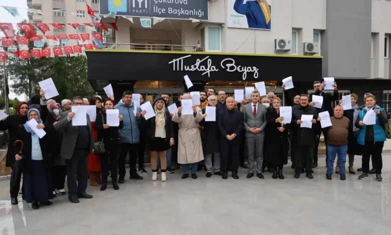 İYİ Parti Çukurova İlçe Başkanlığı’nda aralarında kurucu meclis üyelerinin de bulunduğu 130 kişi bugün istifa etti.