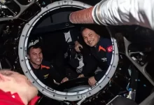 Alper Gezeravcı, Uluslararası Uzay İstasyonunda astronot arkadaşları ile mutlu oldukları ana ait fotoğraf paylaştı.