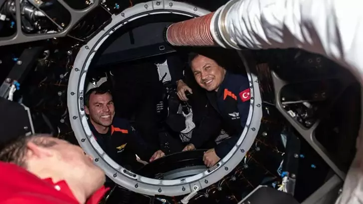 Alper Gezeravcı, Uluslararası Uzay İstasyonunda astronot arkadaşları ile mutlu oldukları ana ait fotoğraf paylaştı.