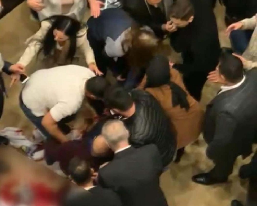 İş insanı Nedim Kaya silahla vuruldu 1 İş insanı Nedim Kaya, İstanbul'da gerçekleştirilen Mardin Tanıtım Günleri'nde silahla vuruldu.