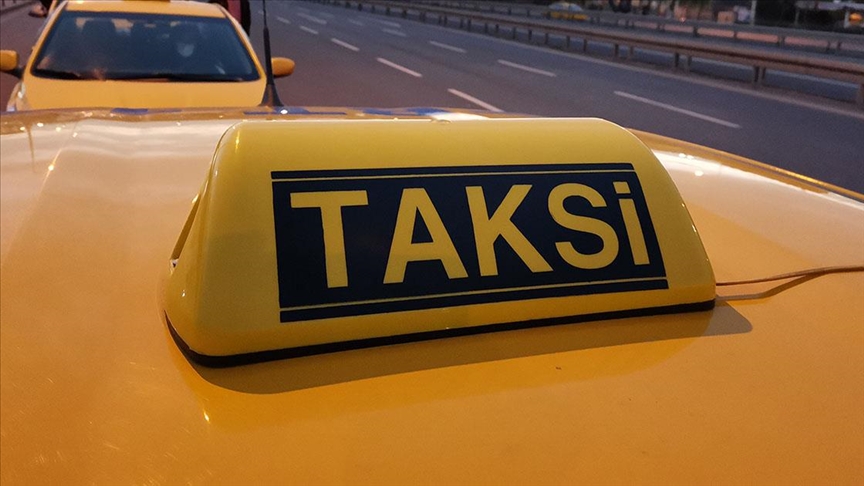 İstanbul'da ulaşıma yüzde 28,09'a varan zam! Taksicilerden taş ve sopalı protesto 1 İstanbul Büyükşehir Belediyesi (İBB) Ulaşım Koordinasyon Merkezi (UKOME) toplantısında toplu ulaşıma zam kararı çıktı.