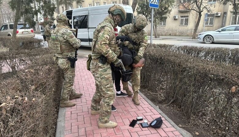 Kırgızistan'da halkı ayaklandırarak darbe hazırlığı yaptığı iddia edilen gruba operasyon düzenlendi.