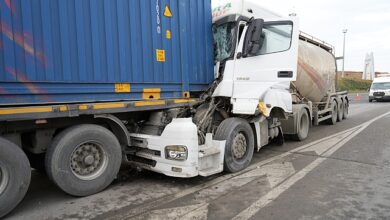 Kuzey Marmara Otoyolu’nda uyuya kalan beton mikseri şoförü, gişelerde tıra arkadan çarptı. Olay sebebiyle iki kişi yaralandı.