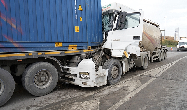 Kuzey Marmara’da kaza! Beton mikseri sürücüsü uyudu faciadan kıl payı kurtuldular 1 Kuzey Marmara Otoyolu’nda uyuya kalan beton mikseri şoförü, gişelerde tıra arkadan çarptı. Olay sebebiyle iki kişi yaralandı.