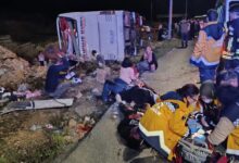 Mersin'de meydana gelen trafik kazasında bir yolcu otobüsü devrildi. Otobüsün devrilmesi sebebiyle 9 kişi öldü 30 kişi yaralandı.