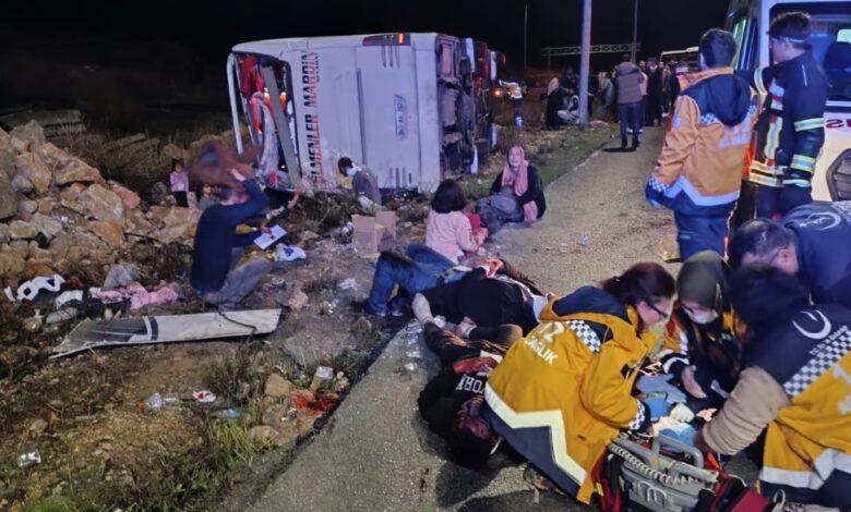 Mersin'de meydana gelen trafik kazasında bir yolcu otobüsü devrildi. Otobüsün devrilmesi sebebiyle 9 kişi öldü 30 kişi yaralandı.