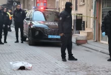 İstanbul Zeytinburnu'nda yabancı uyruklu bir kişi arkadaşının başını balta ile kesti.