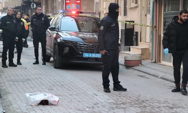 İstanbul Zeytinburnu'nda yabancı uyruklu bir kişi arkadaşının başını balta ile kesti.