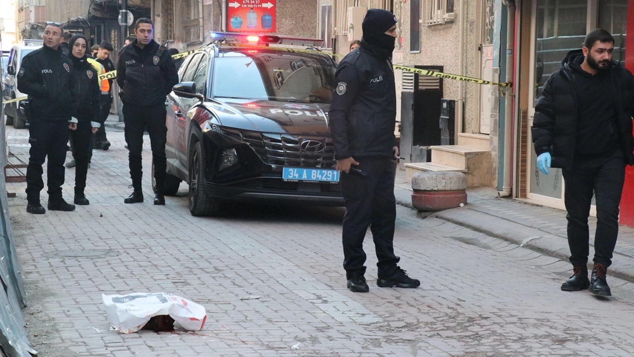 İstanbul Zeytinburnu'nda yabancı uyruklu bir kişi arkadaşının başını balta ile kesti.