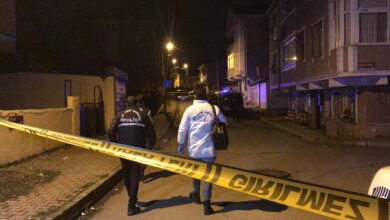 35 yaşındaki kadın, sokak ortasında öldürüldü 10 Yine bir kadın cinayeti işlendi. 35 yaşındaki kadın, eski eşi tarafından 13 yerinden bıçaklanarak öldürüldü.