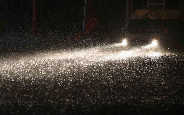 Antalya'nın bazı ilçelerinde şiddetli yağış meydana geldi. Şiddetli yağış sebebiyle 5 ilçede eğitime bir gün ara verildi.