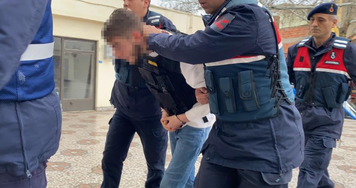 Çanakkale’de iki kişi öldürüldü! Cinayet itirafı geldi 1 Çanakkale'de 4 gün önce iki kişi öldürüldü. Gözaltına alınan A.K cinayetleri itiraf etti.